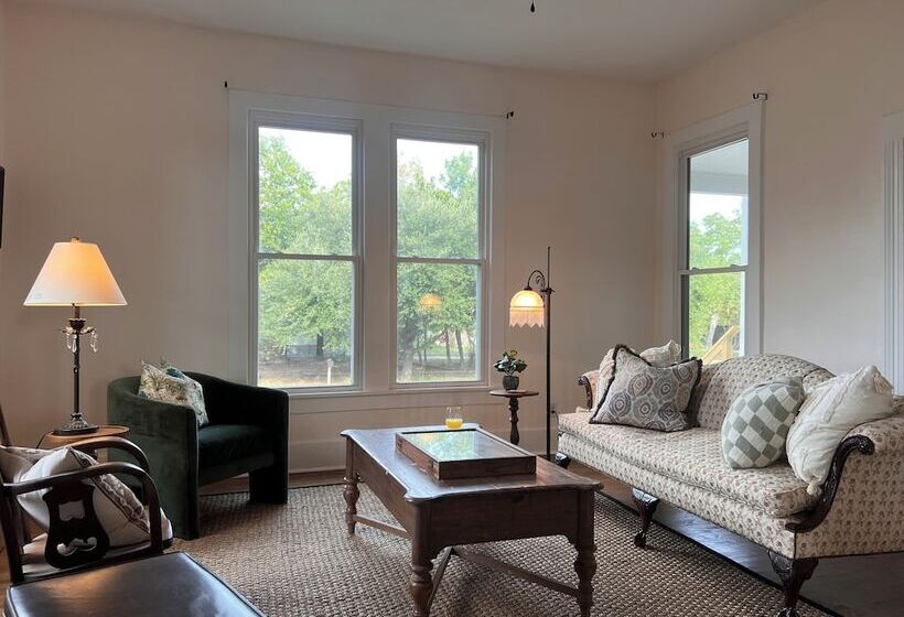 Bed and Breakfast Thames Home