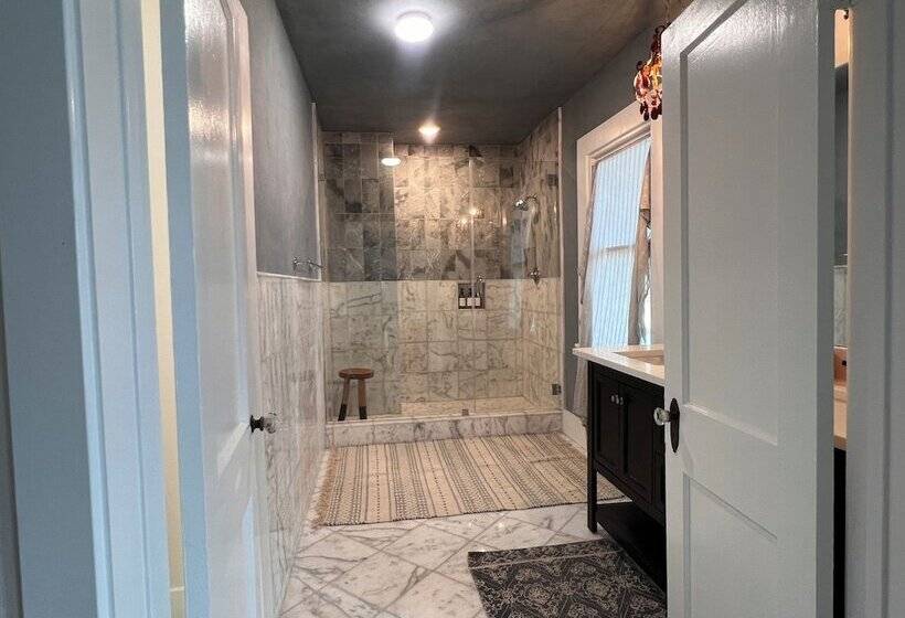 Bed and Breakfast Thames Home