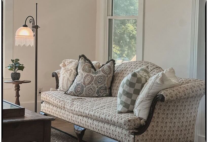 Bed and Breakfast Thames Home