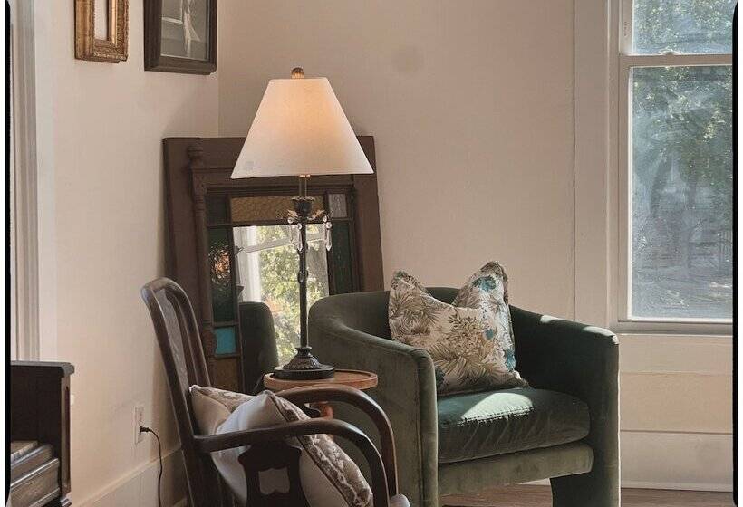 Bed and Breakfast Thames Home