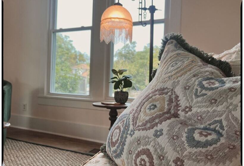 Bed and Breakfast Thames Home