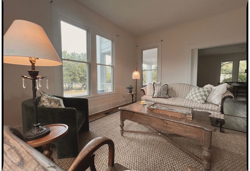 Bed and Breakfast Thames Home