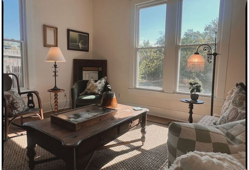 Bed and Breakfast Thames Home