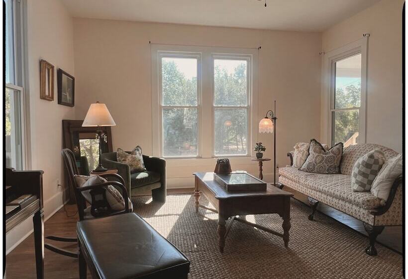 Bed and Breakfast Thames Home