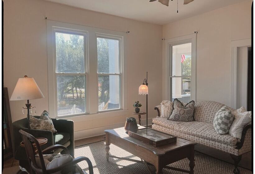 Bed and Breakfast Thames Home