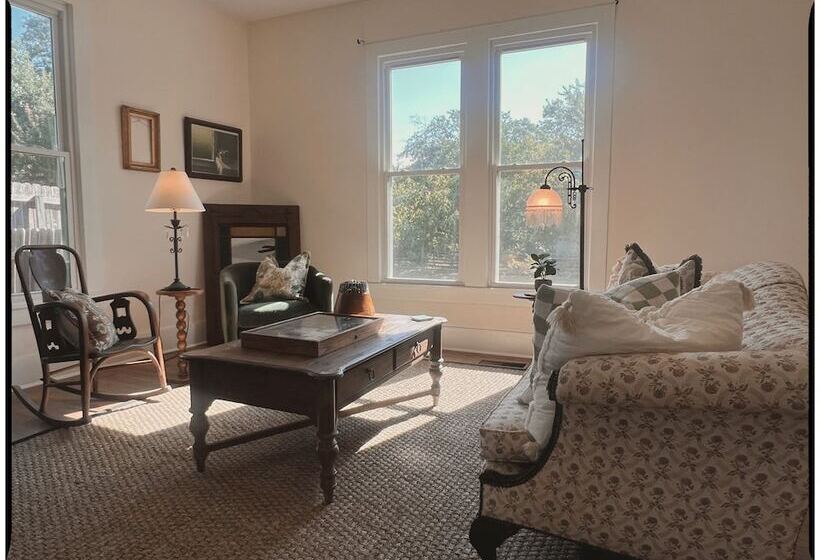 Bed and Breakfast Thames Home