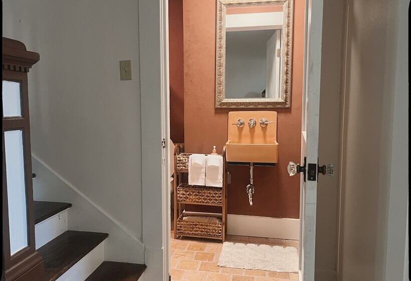 Bed and Breakfast Thames Home