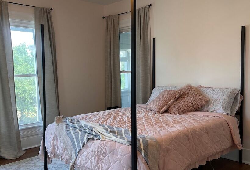 Bed and Breakfast Thames Home