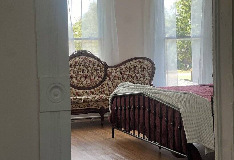 Bed and Breakfast Thames Home