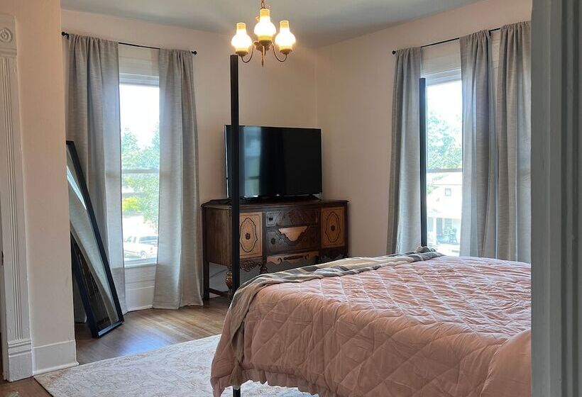 Bed and Breakfast Thames Home