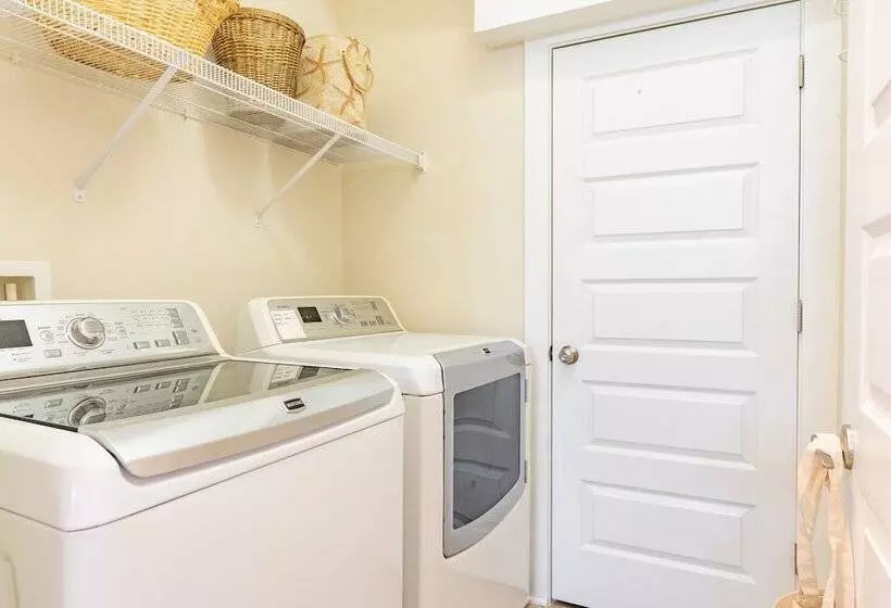 Emerald Gem By Avantstay Pool Access, 3mins To Beach!