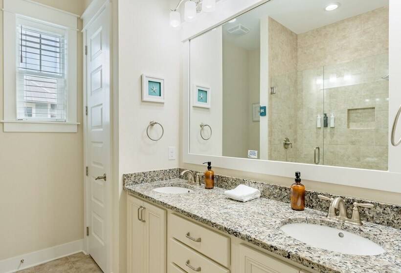 Emerald Gem By Avantstay Pool Access, 3mins To Beach!