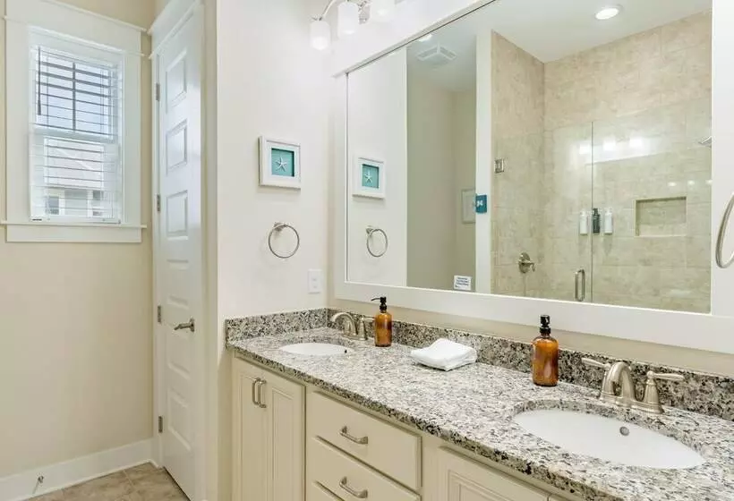 Emerald Gem By Avantstay Pool Access, 3mins To Beach!