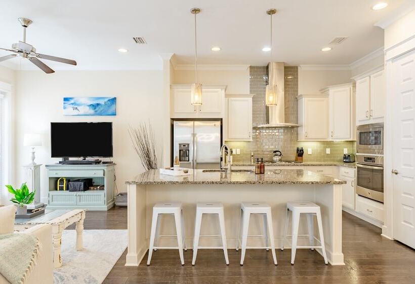 Emerald Gem By Avantstay Pool Access, 3mins To Beach!