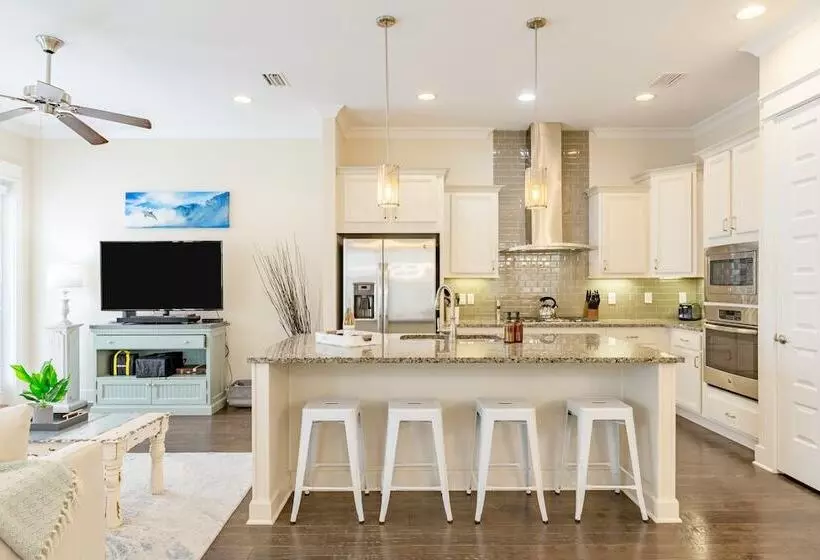 Emerald Gem By Avantstay Pool Access, 3mins To Beach!