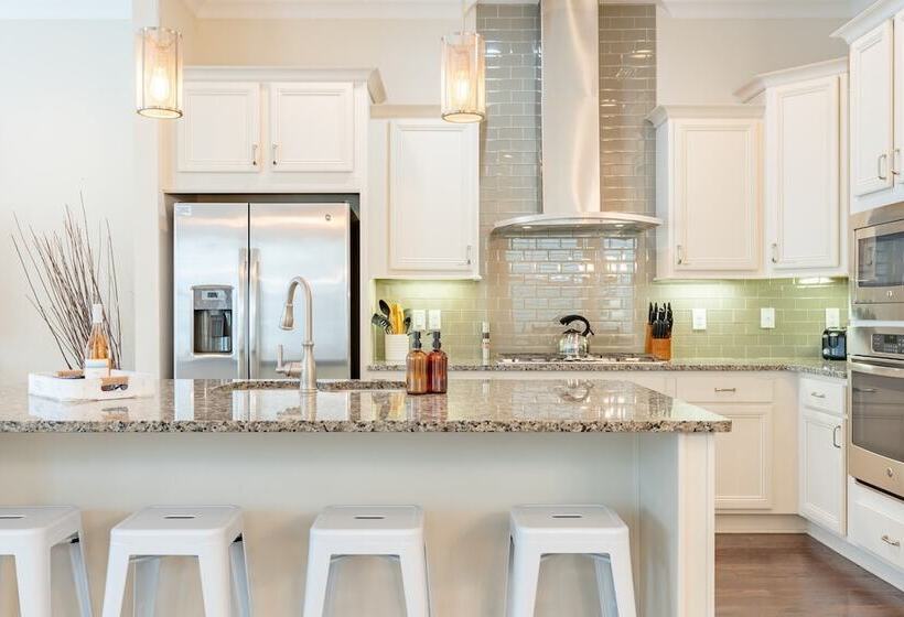 Emerald Gem By Avantstay Pool Access, 3mins To Beach!