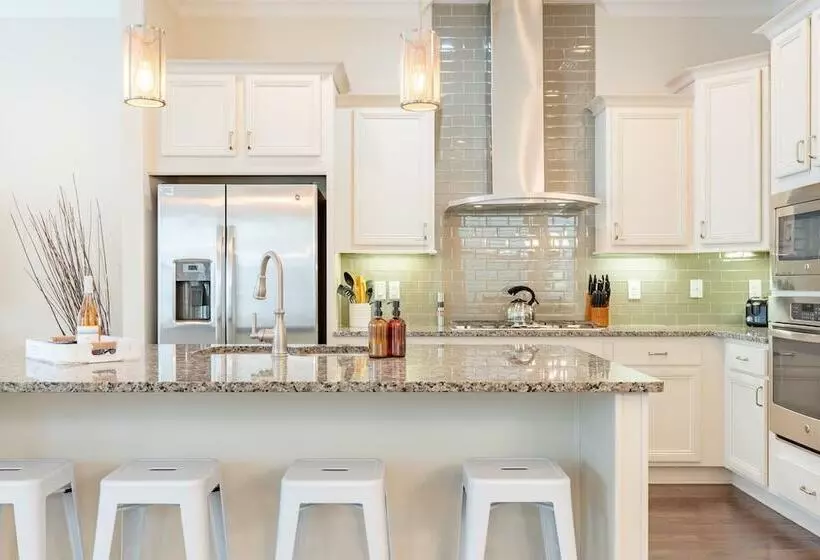 Emerald Gem By Avantstay Pool Access, 3mins To Beach!