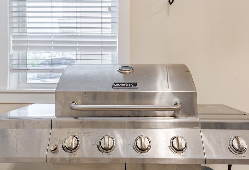 Emerald Gem By Avantstay Pool Access, 3mins To Beach!