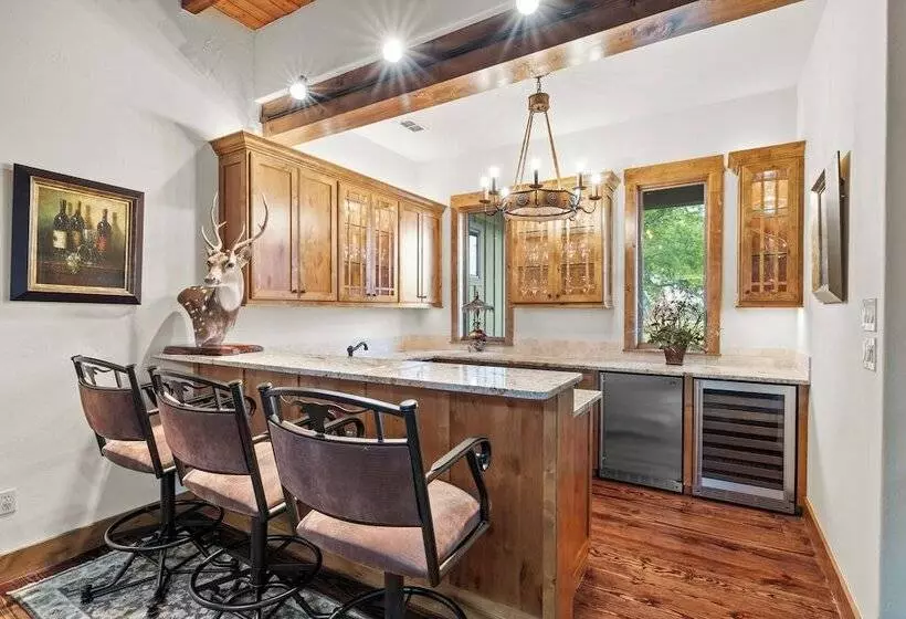 Maaseutuhotelli Rusted Roof Ranch   Pool Bar Fireplace