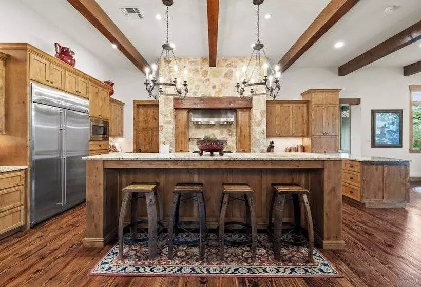 Maaseutuhotelli Rusted Roof Ranch   Pool Bar Fireplace