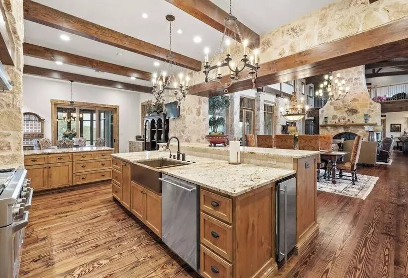 Maaseutuhotelli Rusted Roof Ranch   Pool Bar Fireplace