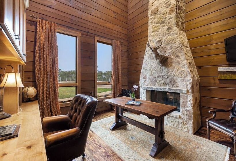 בית מלון כפרי Rusted Roof Ranch   Pool Bar Fireplace