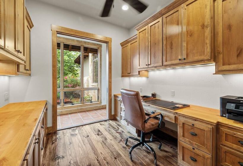 בית מלון כפרי Rusted Roof Ranch   Pool Bar Fireplace