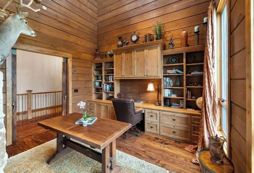 Maaseutuhotelli Rusted Roof Ranch   Pool Bar Fireplace