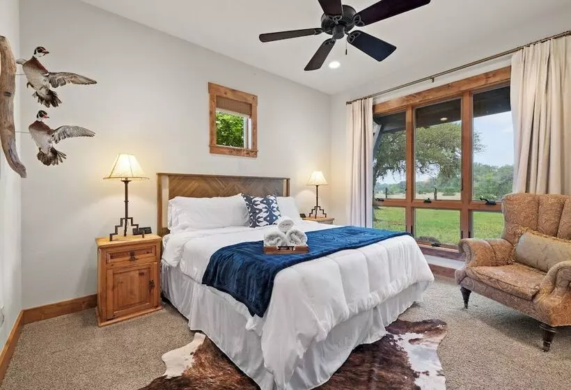 Maaseutuhotelli Rusted Roof Ranch   Pool Bar Fireplace