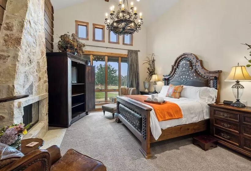 Maaseutuhotelli Rusted Roof Ranch   Pool Bar Fireplace