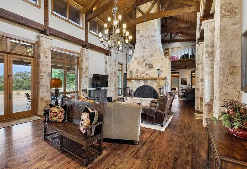 Maaseutuhotelli Rusted Roof Ranch   Pool Bar Fireplace