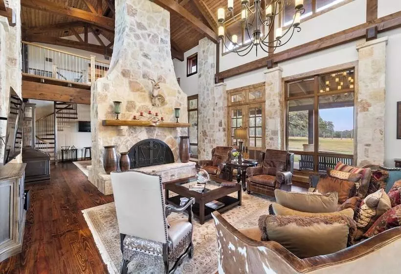 Maaseutuhotelli Rusted Roof Ranch   Pool Bar Fireplace