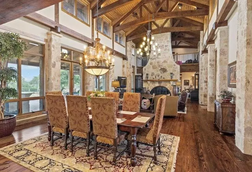 Maaseutuhotelli Rusted Roof Ranch   Pool Bar Fireplace