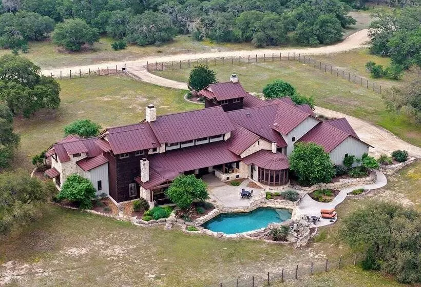 Maaseutuhotelli Rusted Roof Ranch   Pool Bar Fireplace