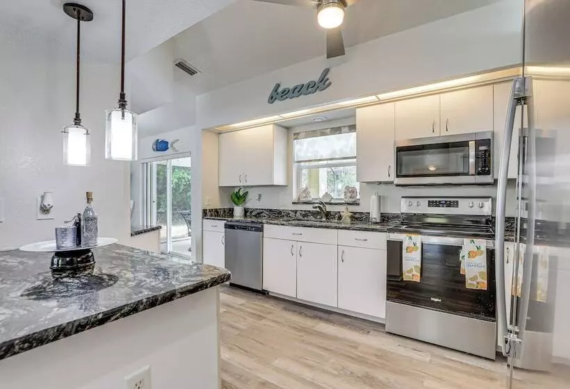 North Port Home W/ Lanai & Pool   8 Mi To Beach!