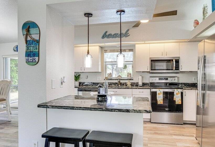 North Port Home W/ Lanai & Pool 8 Mi To Beach!