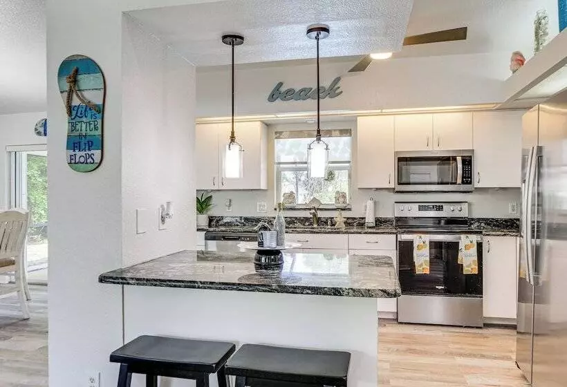 North Port Home W/ Lanai & Pool   8 Mi To Beach!