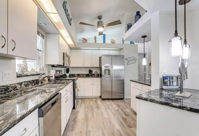 North Port Home W/ Lanai & Pool   8 Mi To Beach!