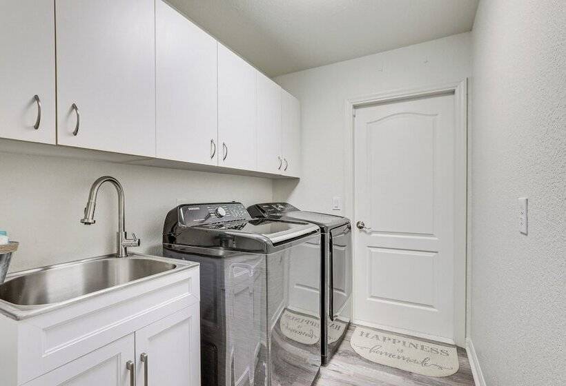 North Port Home W/ Lanai & Pool   8 Mi To Beach!