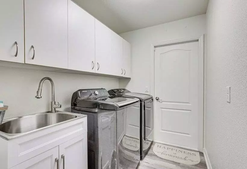 North Port Home W/ Lanai & Pool   8 Mi To Beach!