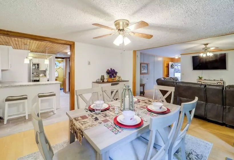 10 Mi To Slopes: Peaceful Newland Home W/ Balcony!