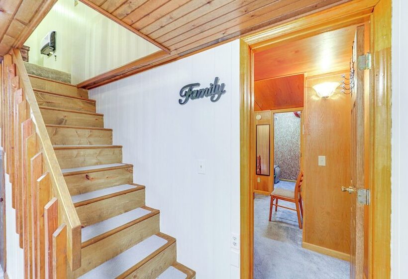 10 Mi To Slopes: Peaceful Newland Home W/ Balcony!