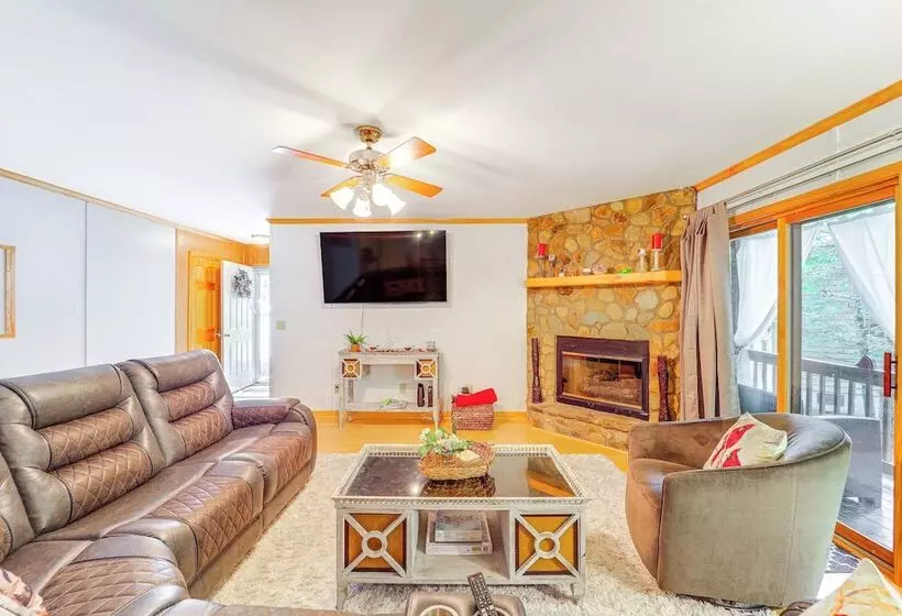 10 Mi To Slopes: Peaceful Newland Home W/ Balcony!