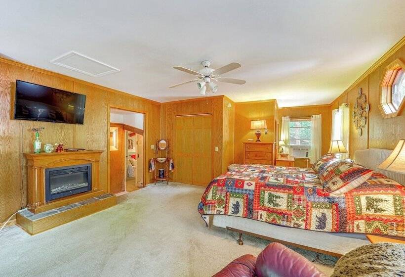 10 Mi To Slopes: Peaceful Newland Home W/ Balcony!