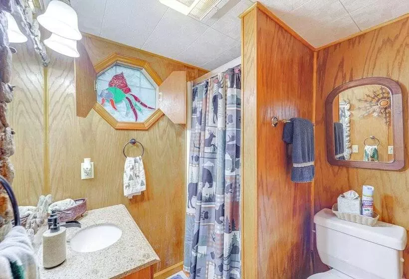 10 Mi To Slopes: Peaceful Newland Home W/ Balcony!