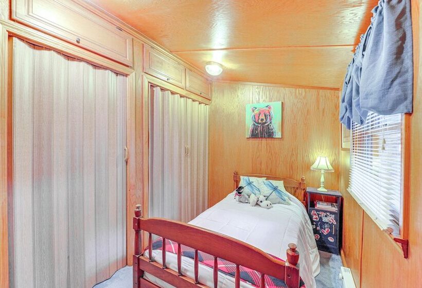 10 Mi To Slopes: Peaceful Newland Home W/ Balcony!