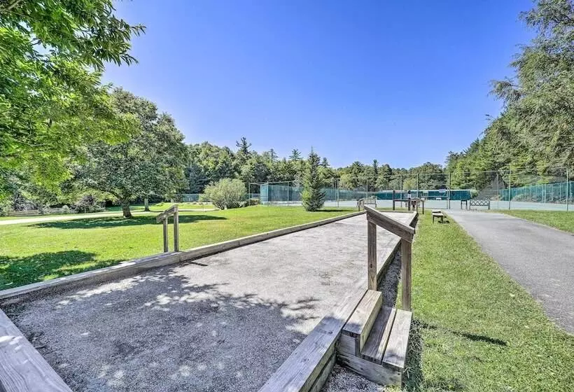 10 Mi To Slopes: Peaceful Newland Home W/ Balcony!