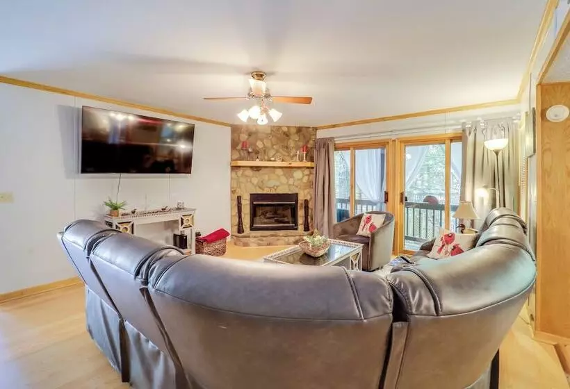 10 Mi To Slopes: Peaceful Newland Home W/ Balcony!