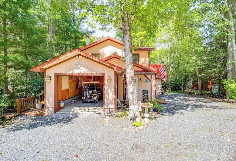 10 Mi To Slopes: Peaceful Newland Home W/ Balcony!