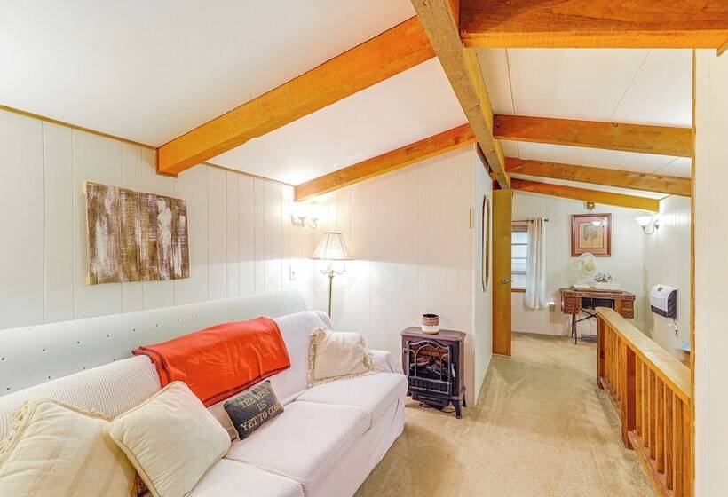 10 Mi To Slopes: Peaceful Newland Home W/ Balcony!